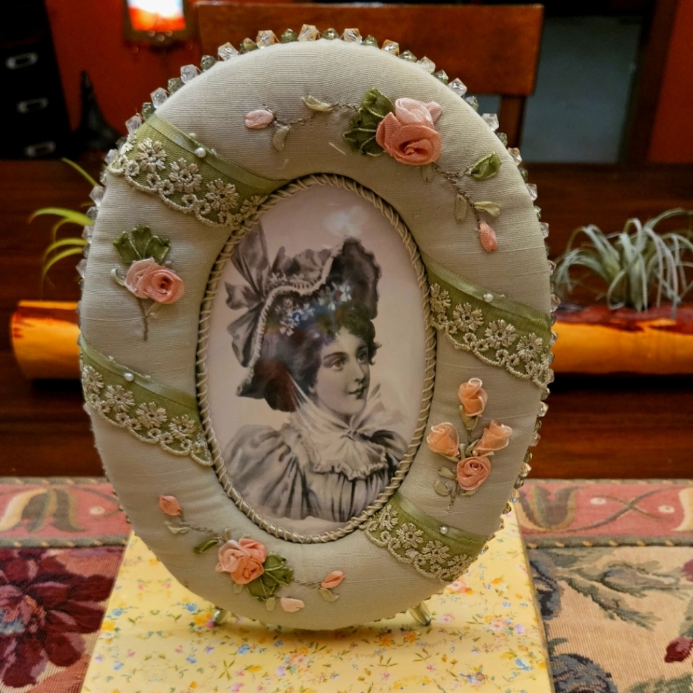 NIB Embroidered Oval Picture Frame with Floral Design